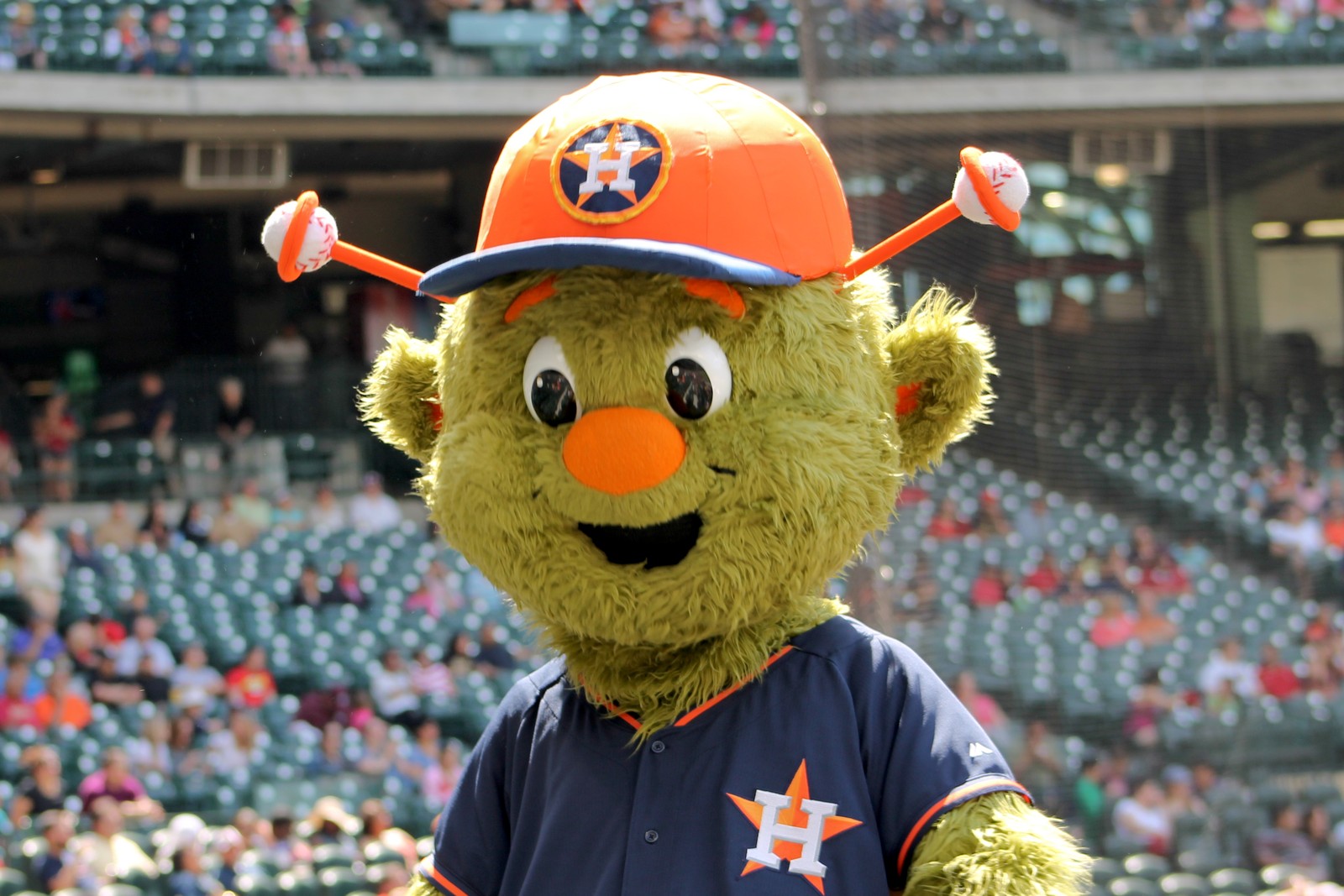 A mascote árabe dos houston astros está na frente de uma multidão (mlb, órbita, beisebol, mascote, fã)