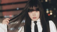 Kim Ji Won: Elegancia Impactante en la Moda K-Pop