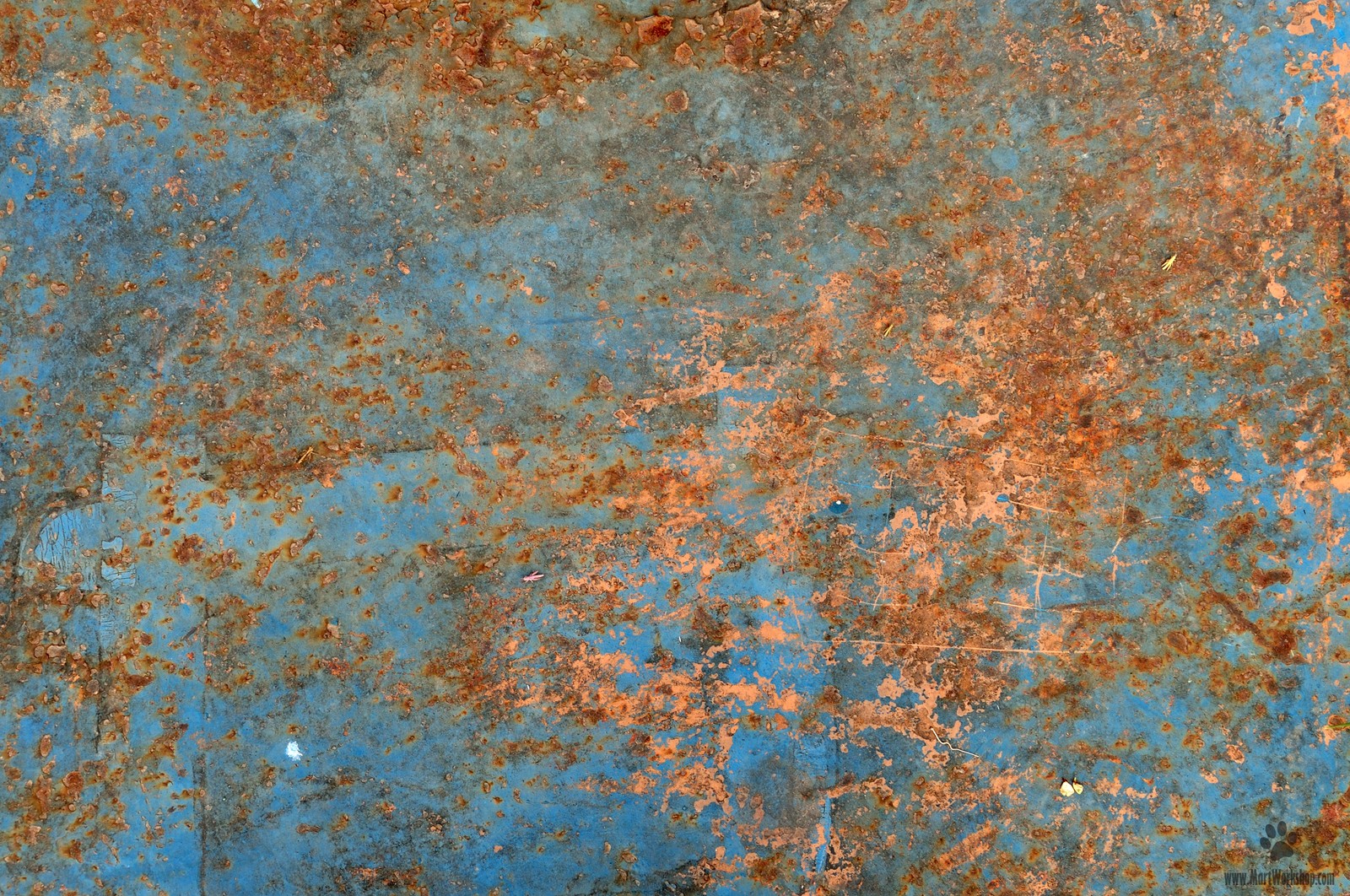 Texture métallique rouillée avec de la rouille et de la peinture bleue (rouille, bleu, motif, métal, lumière)