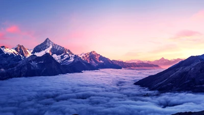 Pic de montagne majestueux au-dessus d'une mer de nuages au lever du soleil