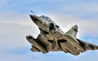 Dassault Mirage 2000 im Flug, das sein schlankes Design und seine Multirole-Fähigkeiten als Militärjäger zeigt.