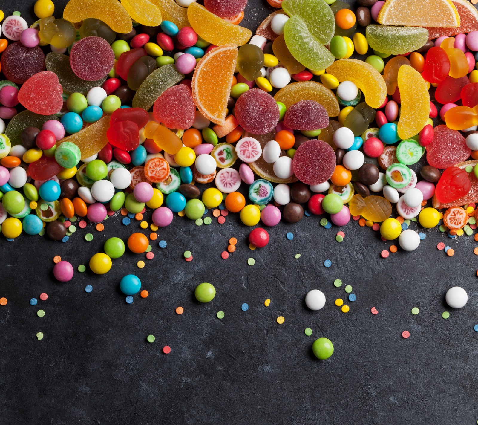 Gros plan d'une pile de bonbons colorés et de friandises (bonbons, coloré, gelée, orange, sucre)