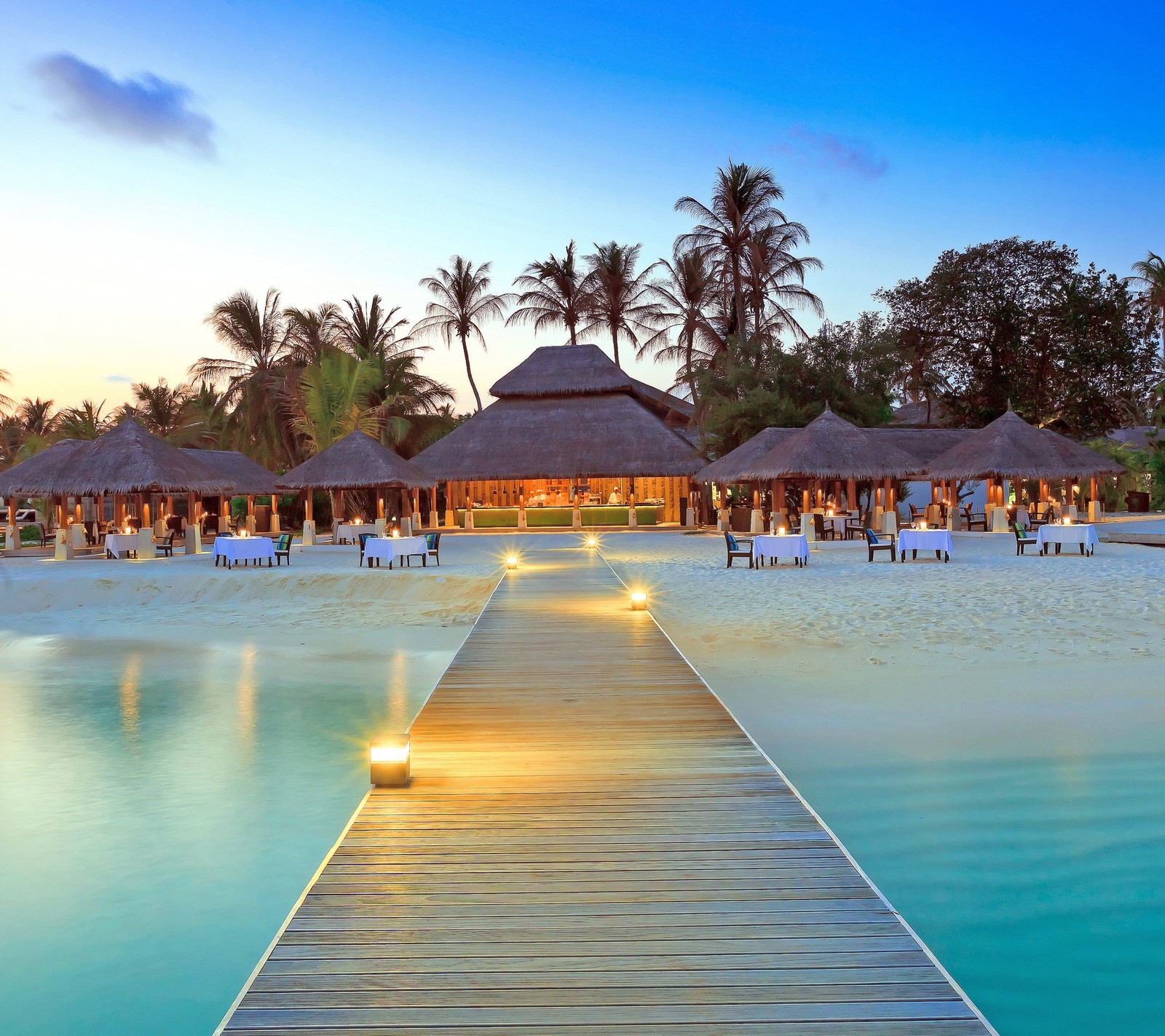 Holzweg, der zu einem strand mit einem restaurant führt (malediven, resort)