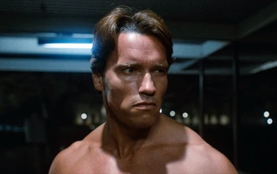 Arnold Schwarzenegger como el icónico Terminator, mostrando un físico musculoso y una expresión intensa.