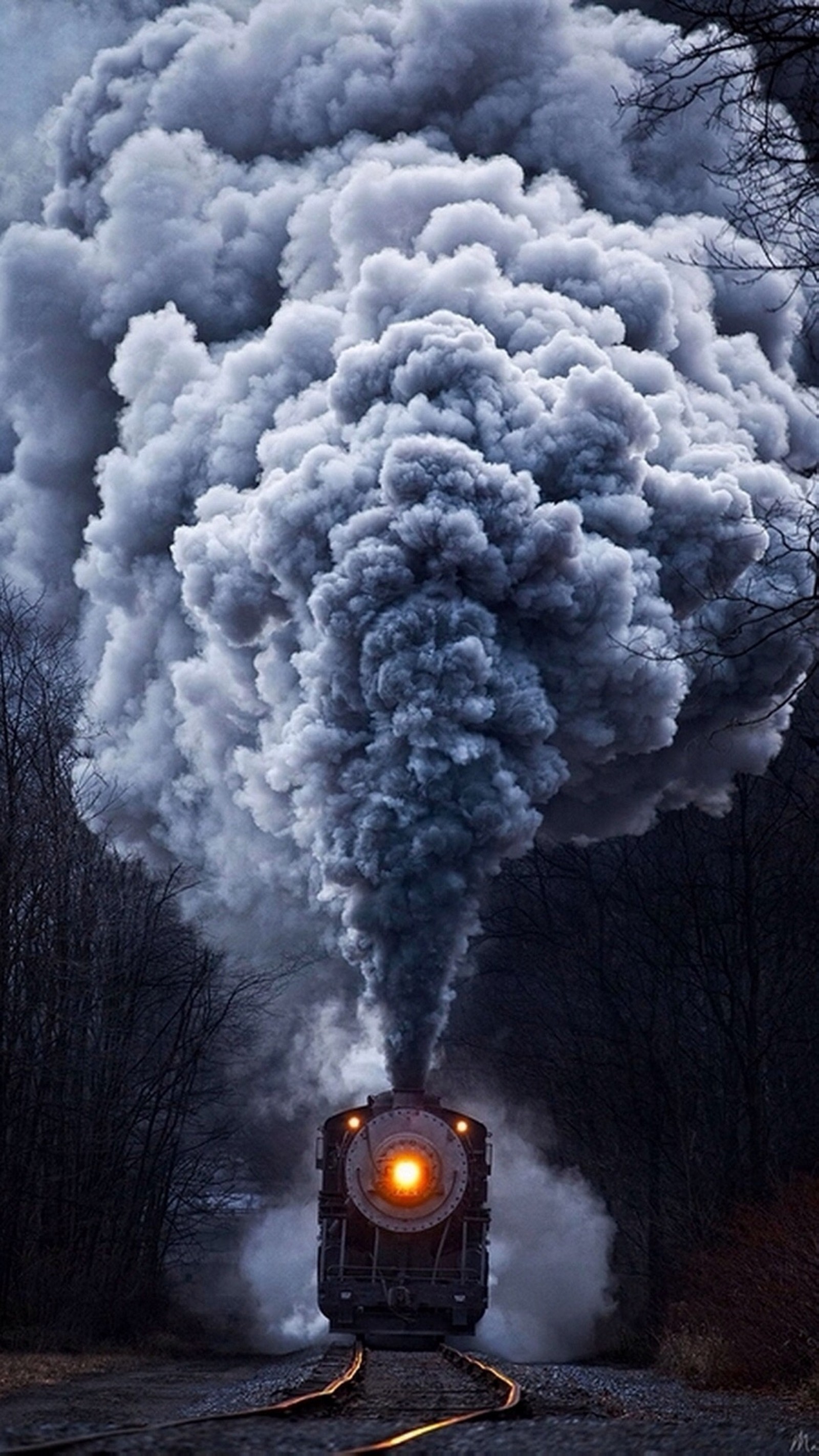 De la fumée s'échappe d'une locomotive alors qu'elle avance sur les rails (fumée, train)