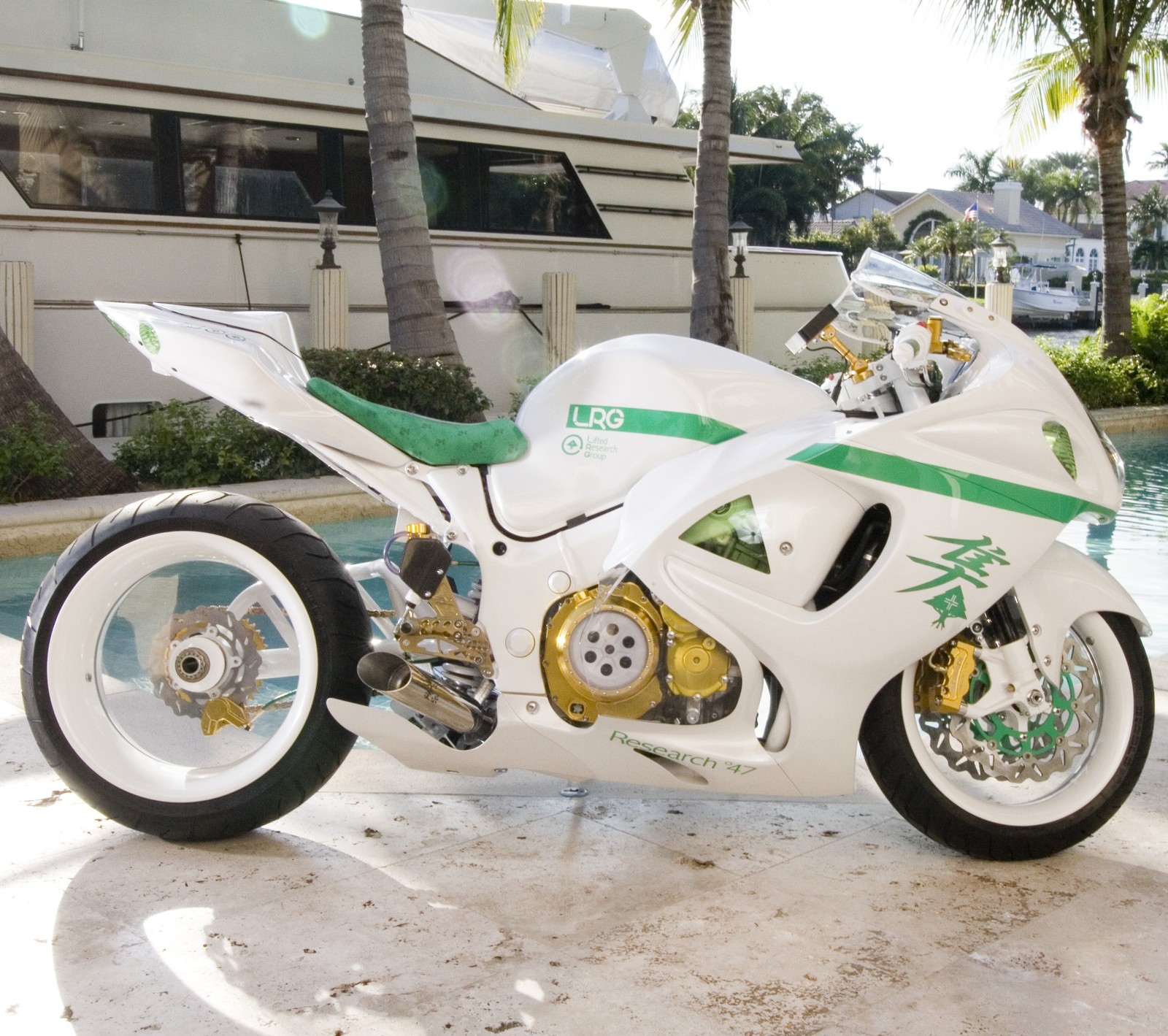 Moto estacionada ao lado de uma piscina com uma moto estacionada ao lado dela (suzuki, suzuki hayabusa, suzuki lrg hayabusa, white suzuki)