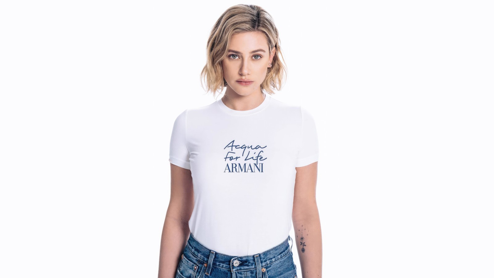 Una mujer con una camisa blanca y jeans posando para una foto (lili reinhart, blanco, 5k, gente, fondo de pantalla 4k)