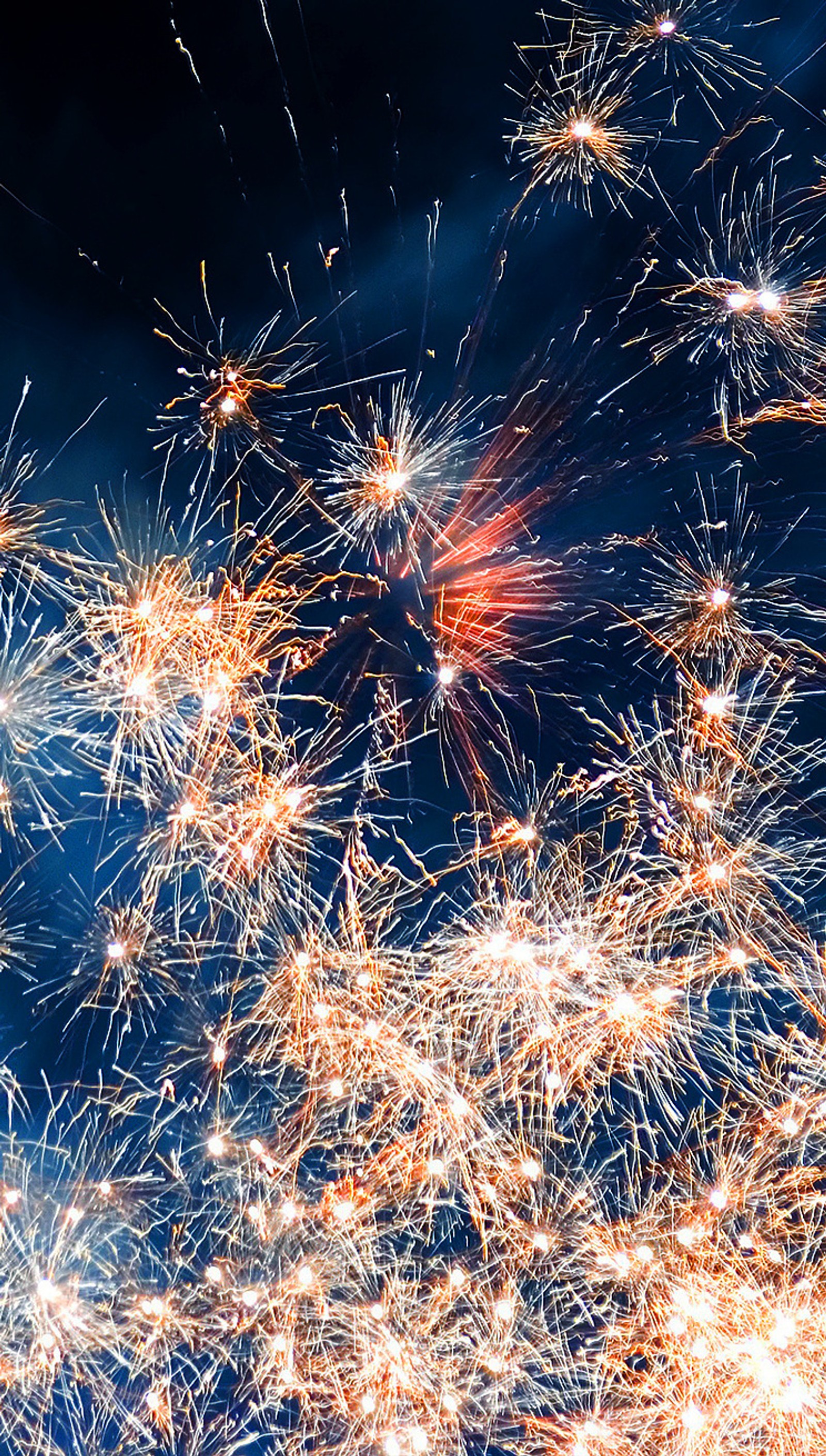 Des feux d'artifice illuminent le ciel avec un fond bleu (abstrait, couleur, vacances)