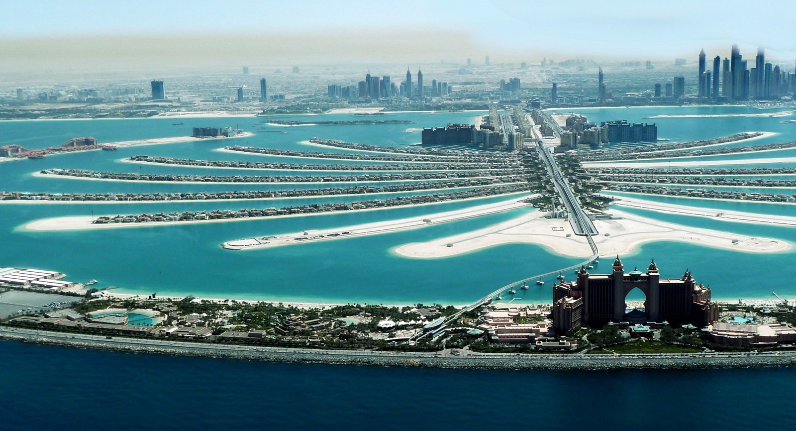 Une vue d'une grande île avec beaucoup de bâtiments au milieu (palm jumeirah, marina de dubaï, île artificielle, ressources en eau, voie navigable)