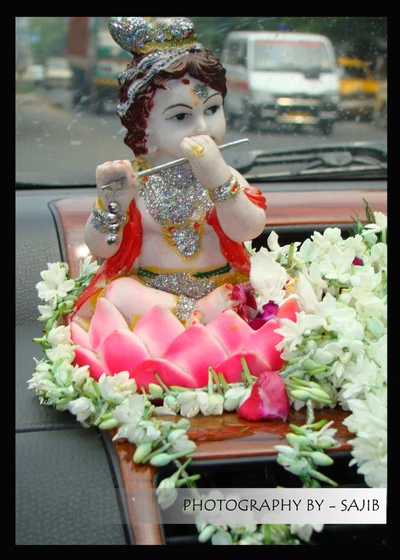 Ídolo decorado del Señor Krishna entre arreglos florales