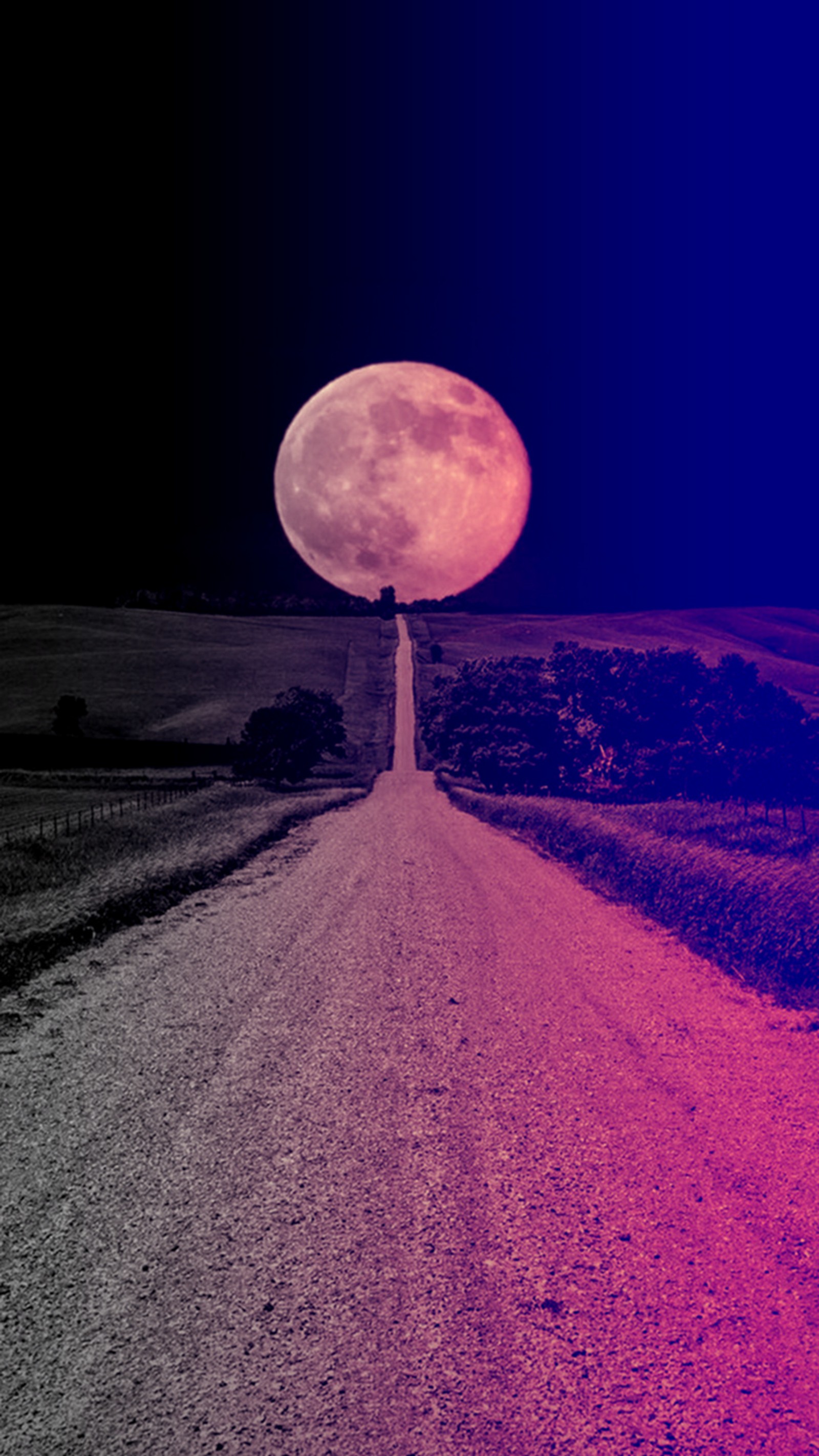 Ein bearbeitetes bild einer straße mit einem vollen mond im hintergrund (mond, straße)