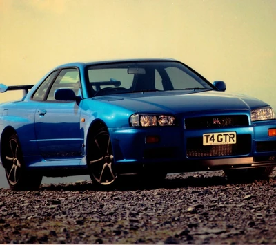 Nissan Skyline GT-R R34 en un azul llamativo con ruedas personalizadas.