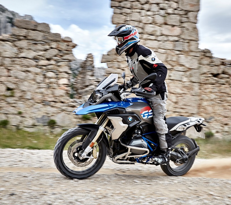 Hombre aráfido montando una motocicleta en un camino rocoso cerca de una parede de pedra (bmw, bmw motorrad, bmwgs1200, gs1200)