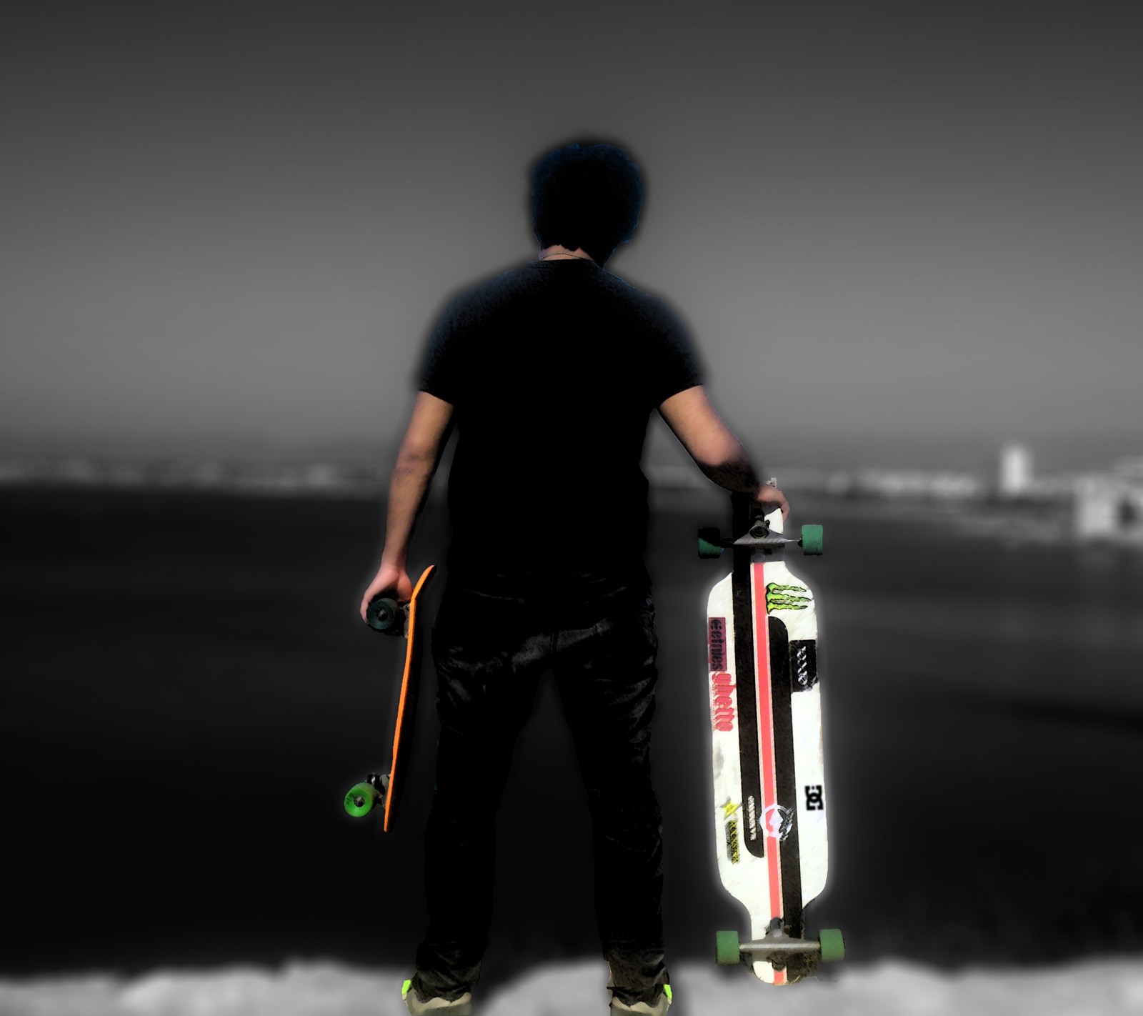 Ein mann, der ein skateboard und ein skateboard in den händen hält (strand, schwarzweiß, junge, zeichnen, longboard)