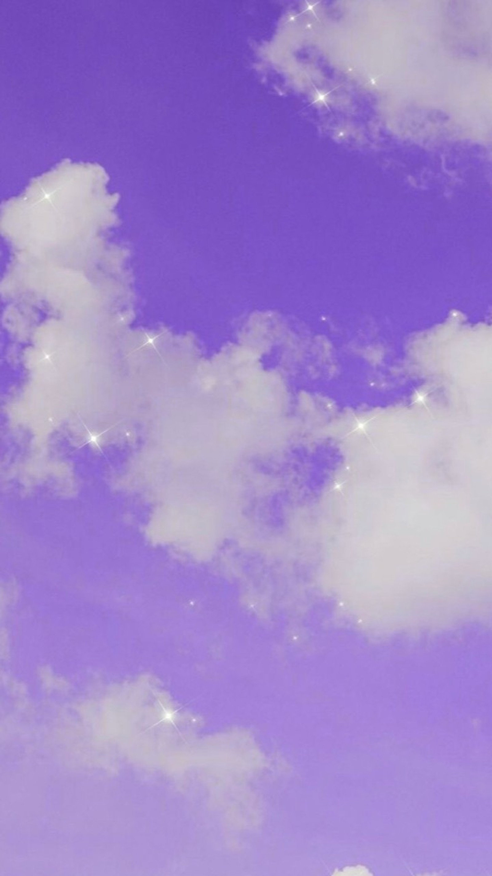 Il y a un avion qui vole dans le ciel avec beaucoup de nuages (ciel, ciel violet, nuages, morado, violet)