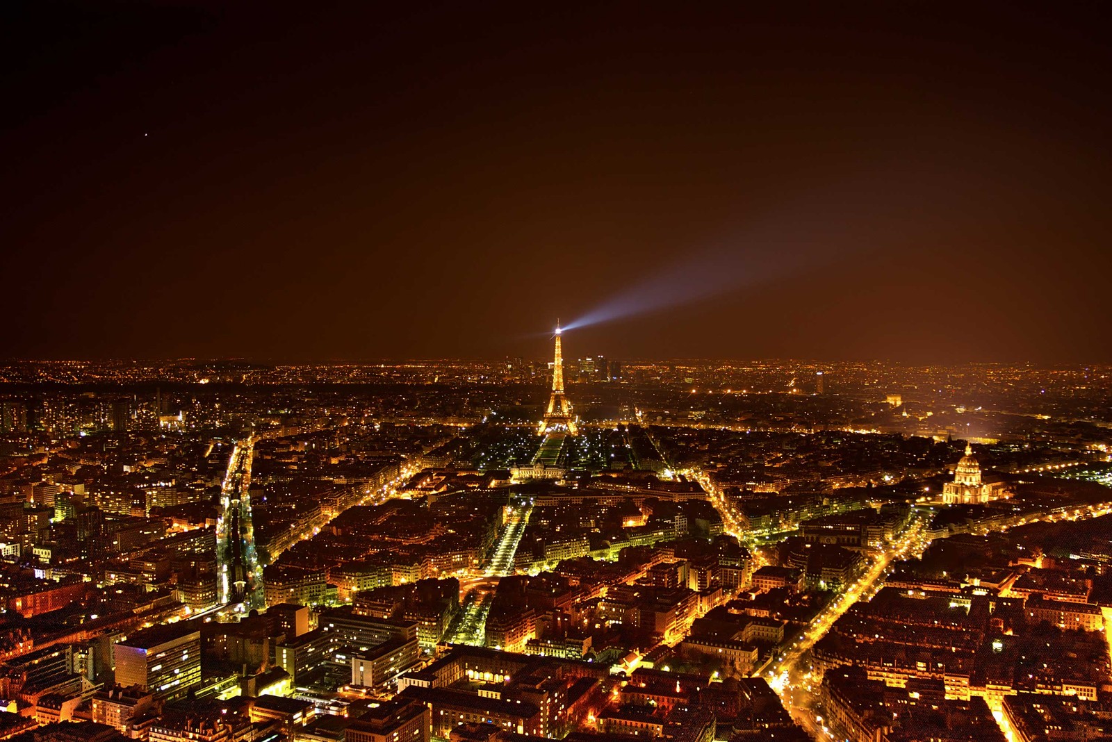 Arafed view of a city at night with a light beam in the sky (paris, eiffel tower, cityscape, urban area, night)