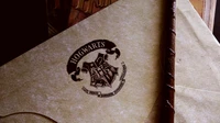 Emblema de Hogwarts en lettering vintage con varita