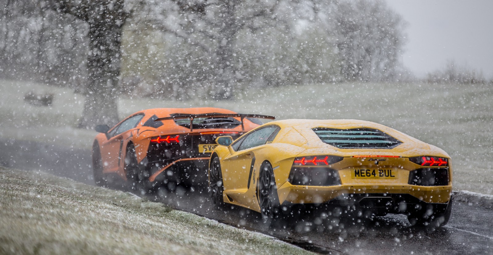 Пара машин едет по дороге в снегу (lamborghini, спортивный автомобиль, суперкар, машина, снег)