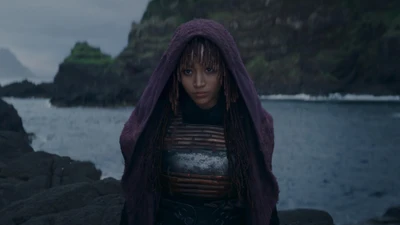 Amandla Stenberg als mysteriöse Figur in einer dramatischen Küstenlandschaft aus "The Acolyte".