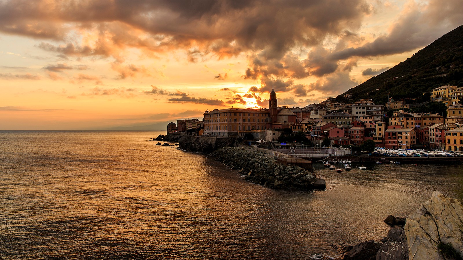 Vue aérienne d'une ville sur le bord d'une baie (gênes, coucher de soleil, mer, ville, la côte)