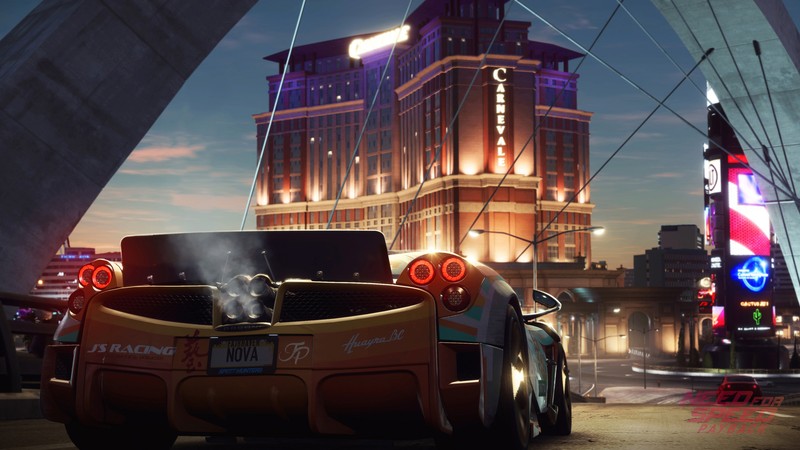 Близкий план автомобиля, едущего по улице рядом с высоким зданием (need for speed payback, electronic arts, playstation 4, xbox one, машина)