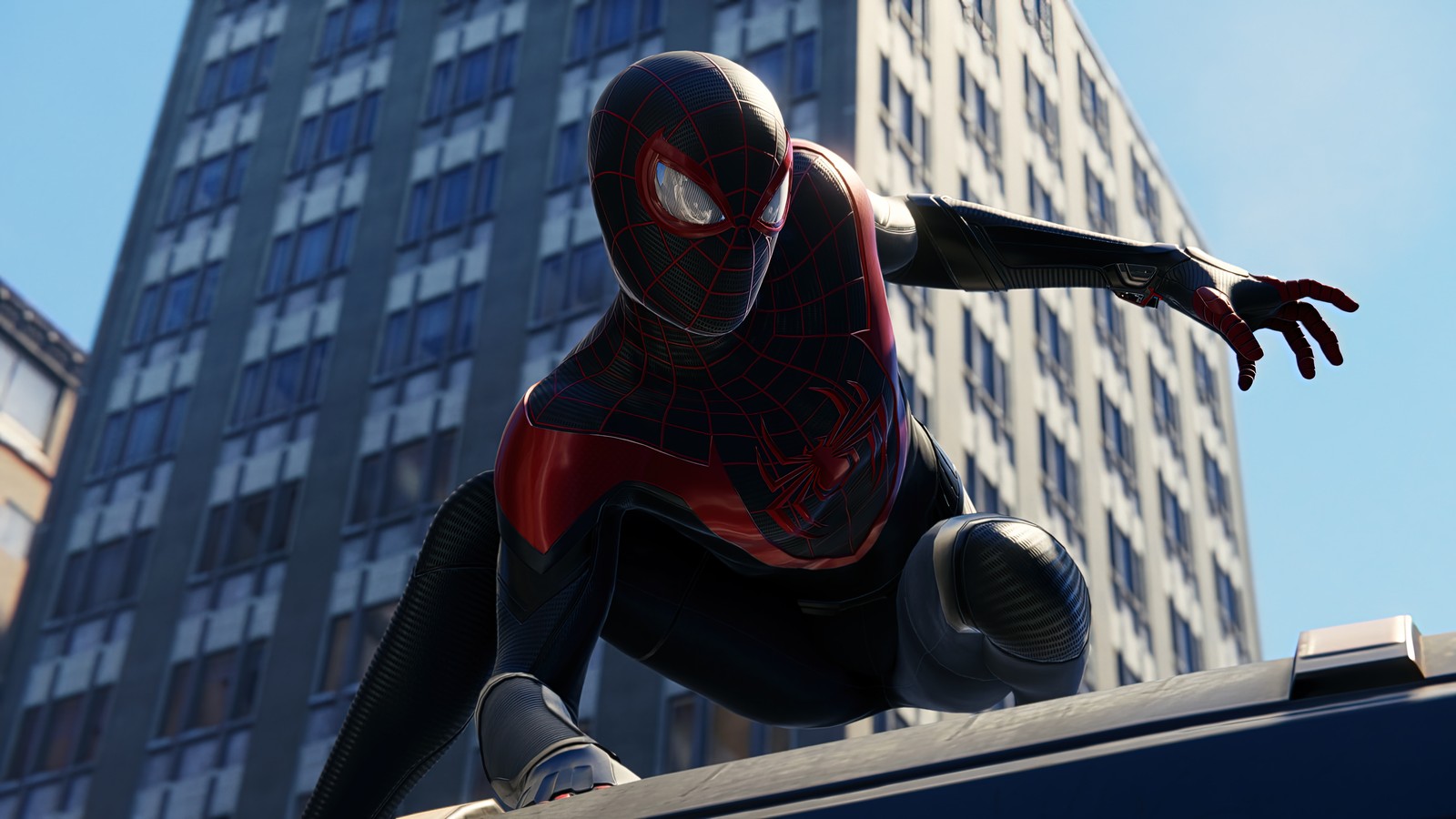 Homme araignée en costume noir se tient sur un rebord (marvels spider man miles morales, playstation 5, ps5, ps4, jeu vidéo)