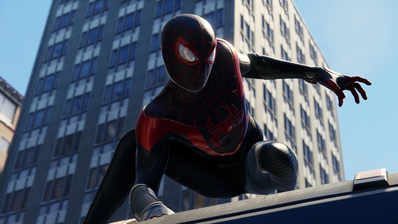 Человек-паук в черном костюме стоит на карнизе (marvels spider man miles morales, playstation 5, ps5, ps4, видеоигра)