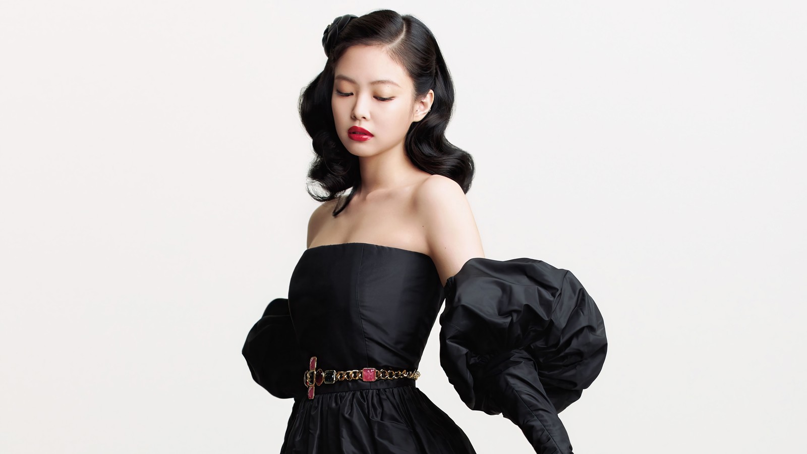 Une femme arabe en robe noire pose pour une photo (blackpink, 블랙핑크, kpop, k pop, coréen)