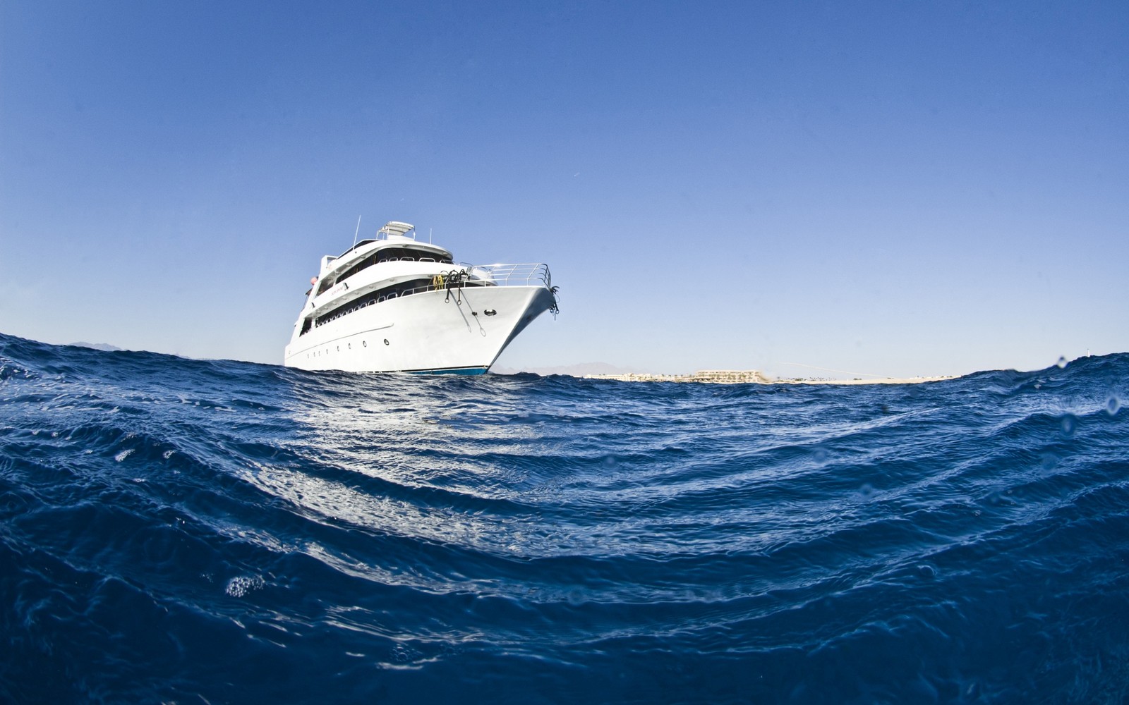 Weißer boot im ozean mit blauem himmel (yacht, boot, wasserfahrzeug, wassertransport, meer)