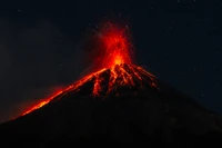 Erupção noturna de um estratovulcão na Guatemala: Domo de lava e céu em chamas