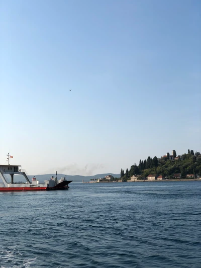 Via navegável tranquila com um barco navegando ao longo da margem cênica