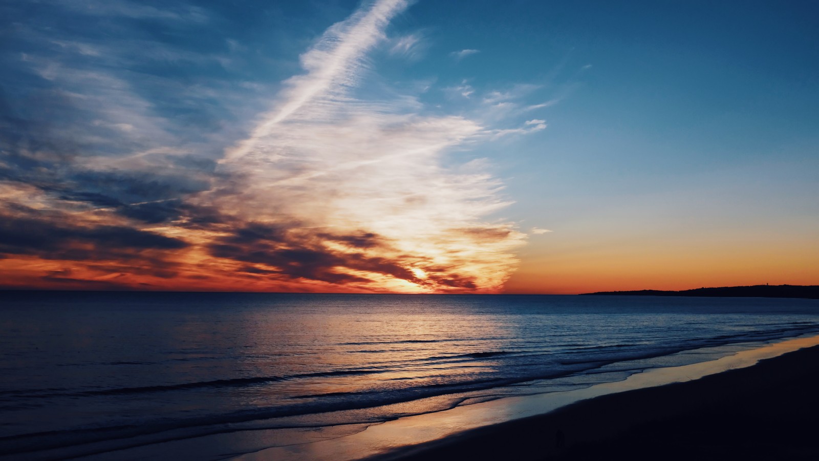 Uma vista de uma praia com um pôr do sol e um corpo d'água (paisagem marinha, por do sol, praia, costa, cenário)