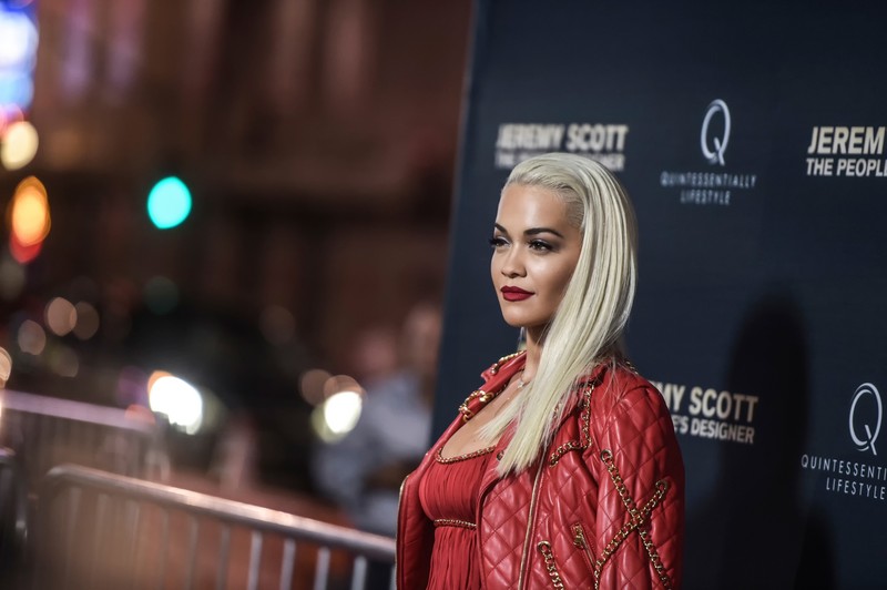 Леди в красном платье стоит на красном ковре на мероприятии (рита ора, rita ora, знаменитость, волосы, лицо)