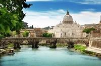 La Basílica de San Pedro con vistas al río Tíber y al Puente de Sant'Ángel en Roma