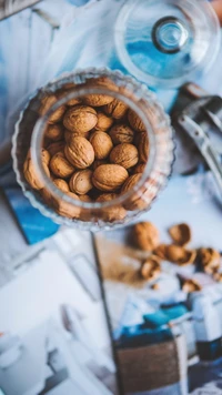 Almendras naturales en un tarro de vidrio sobre una mesa rústica