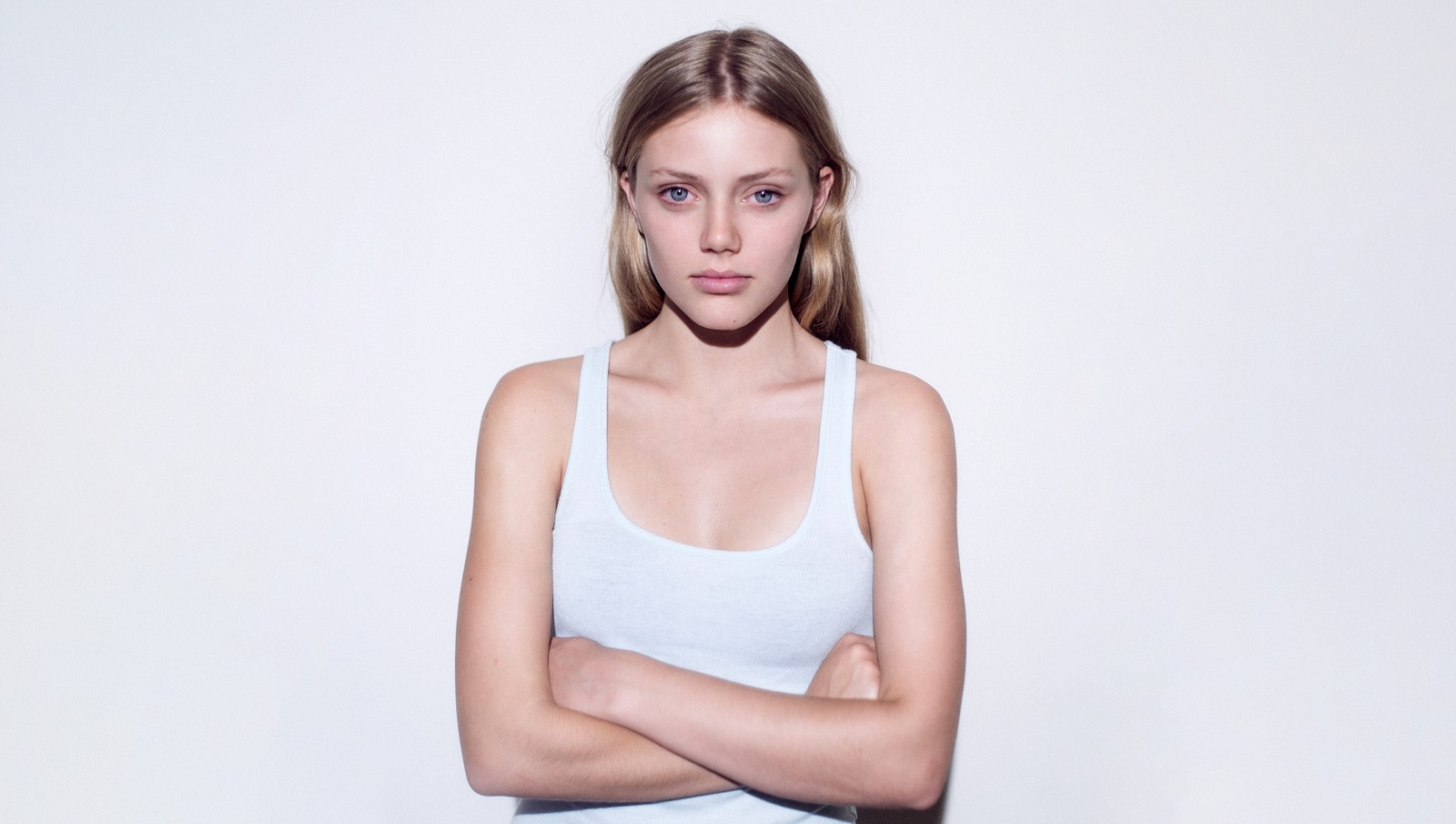 Une femme en débardeur blanc pose pour une photo (grace van dien, 5k, portrait, blanc, actrice)