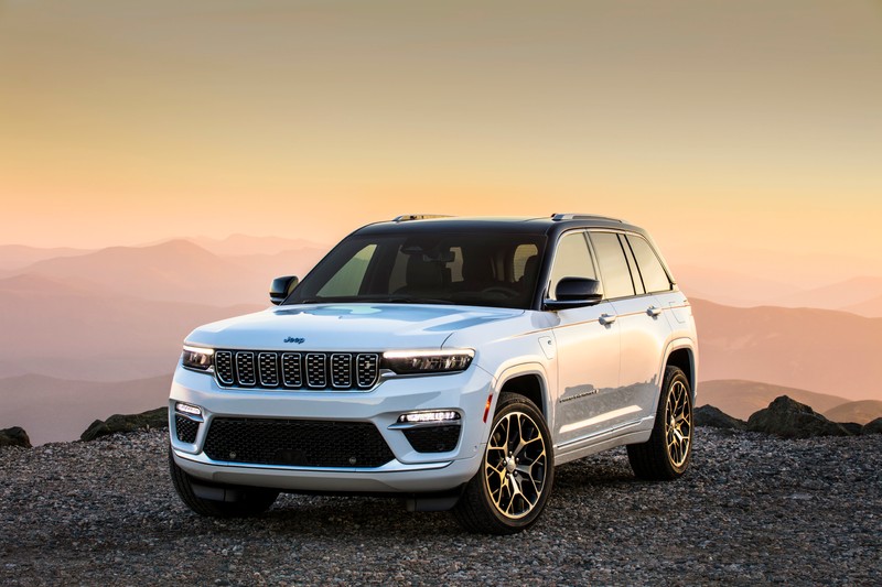 Белый джип припаркован на вершине горы с горами на заднем плане (jeep grand cherokee summit, 2022, машины, обои 4k)