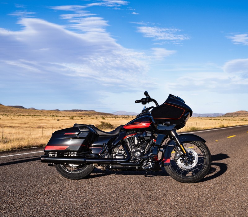 Мотоцикл, припаркованный на обочине дороги посреди пустыни (harley davidson cvo, 2021, 5k, велосипеды, обои 4k)