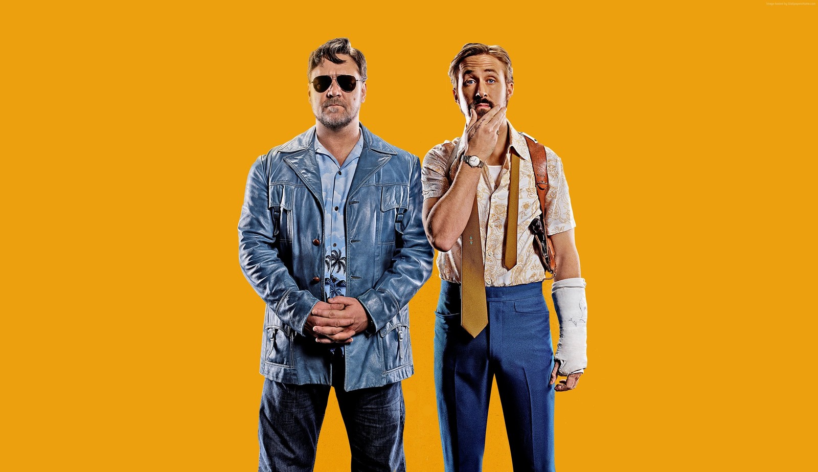 Deux hommes en costume et lunettes de soleil se tiennent côte à côte (jeans, denim, amusement, humain, génial)