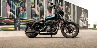 Мотоцикл Harley Davidson Sportster Круизер на фоне яркого мурала