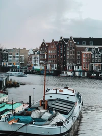 Encantadora vista del canal con botes en un barrio histórico