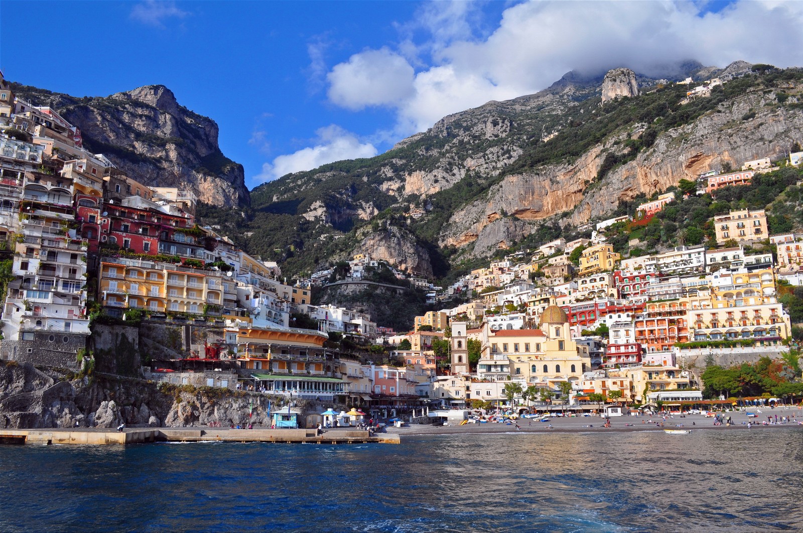 Vista aérea de uma cidade na costa de uma baía (positano, costa, cidade, montanha, aldeia montanhosa)