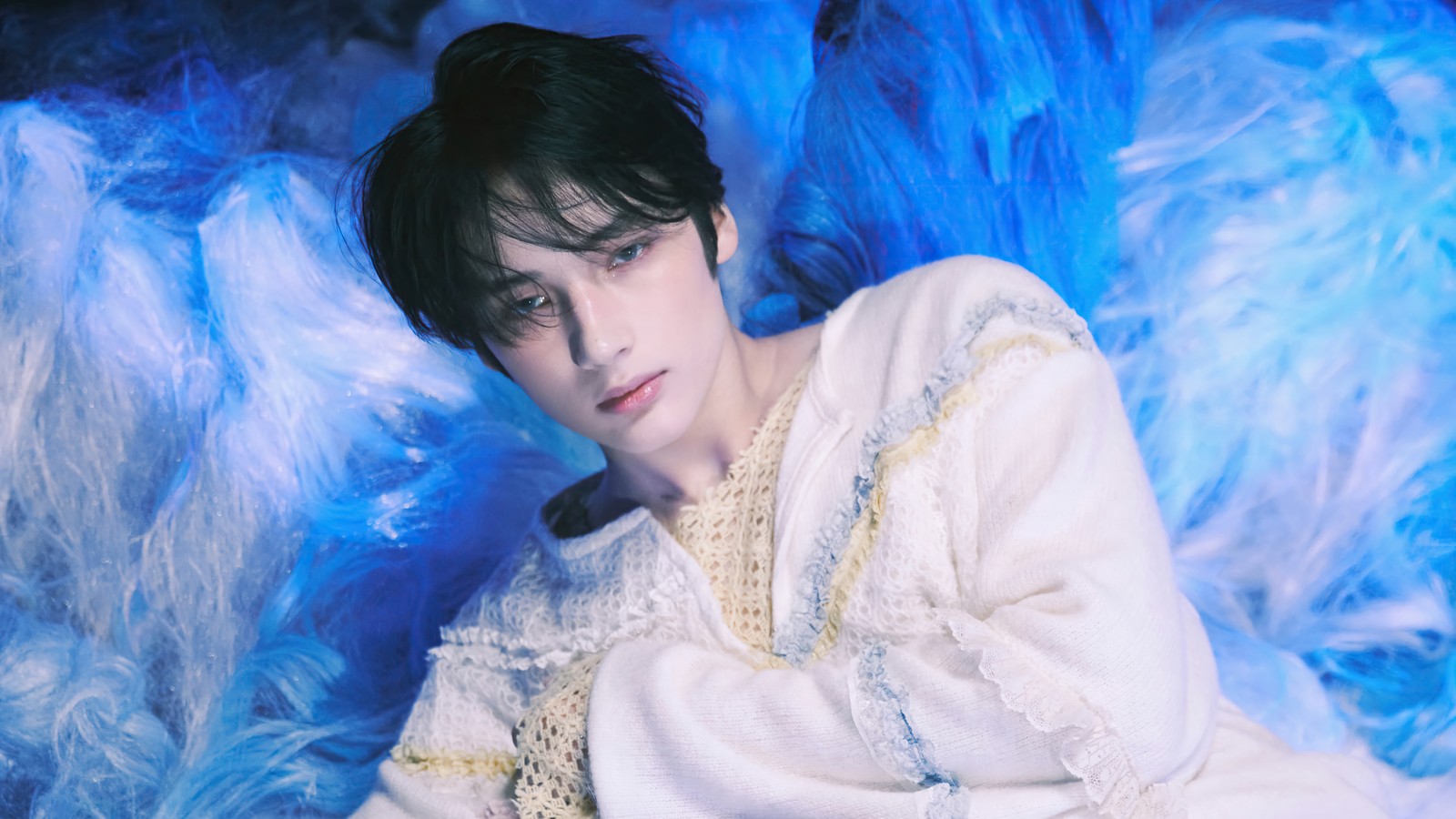 Imagen de un hombre en una túnica blanca sentado frente a un fondo azul (txt, 투모로우바이투게더, kpop, tomorrow x together, k pop)