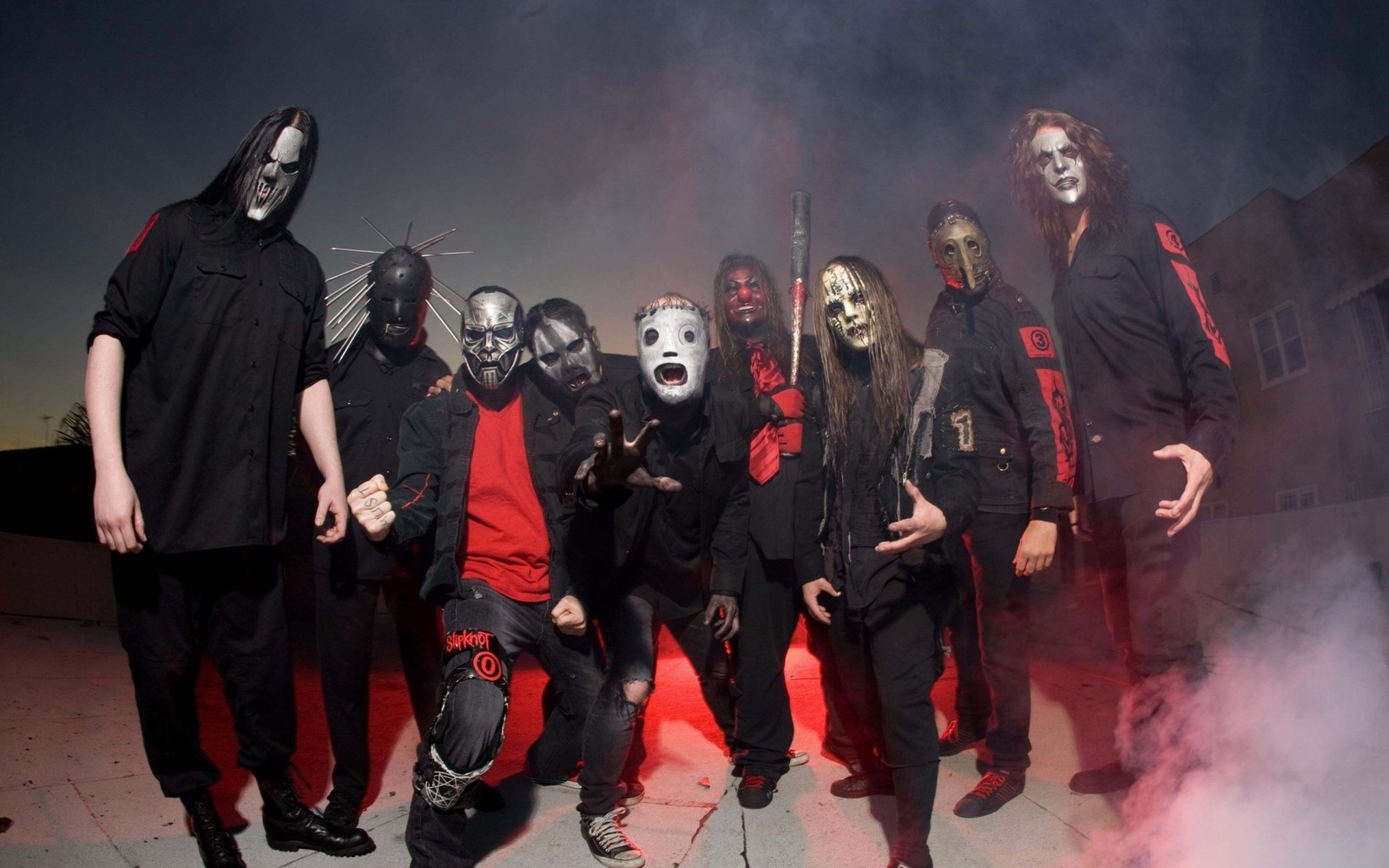 Eine araffische gruppe von menschen in schwarzen und roten kostümen posiert für ein foto (slipknot, soziale gruppe, spaß, performancekunst)