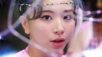 Chaeyoung de TWICE con una mirada cautivadora en un entorno vibrante.