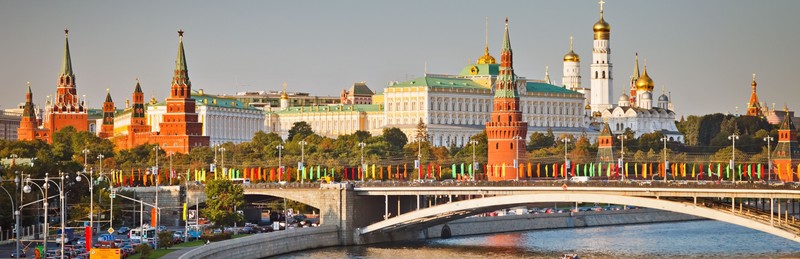 Здания и шпили города с мостом через реку (достопримечательность, город, городская территория, водный путь, городской пейзаж)