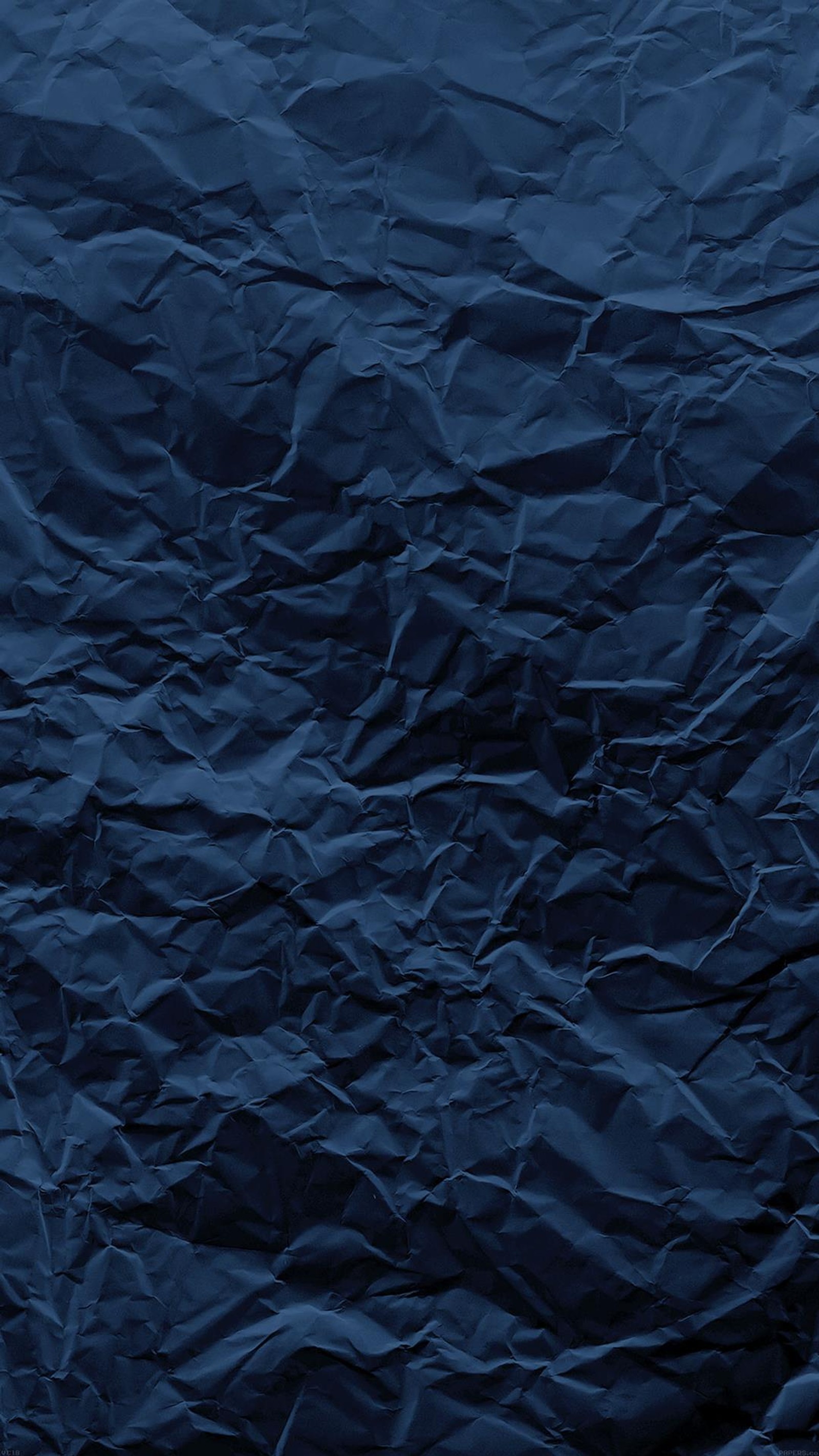 Papel azul amassado com fundo branco (azul, cores, dobrar, papel)