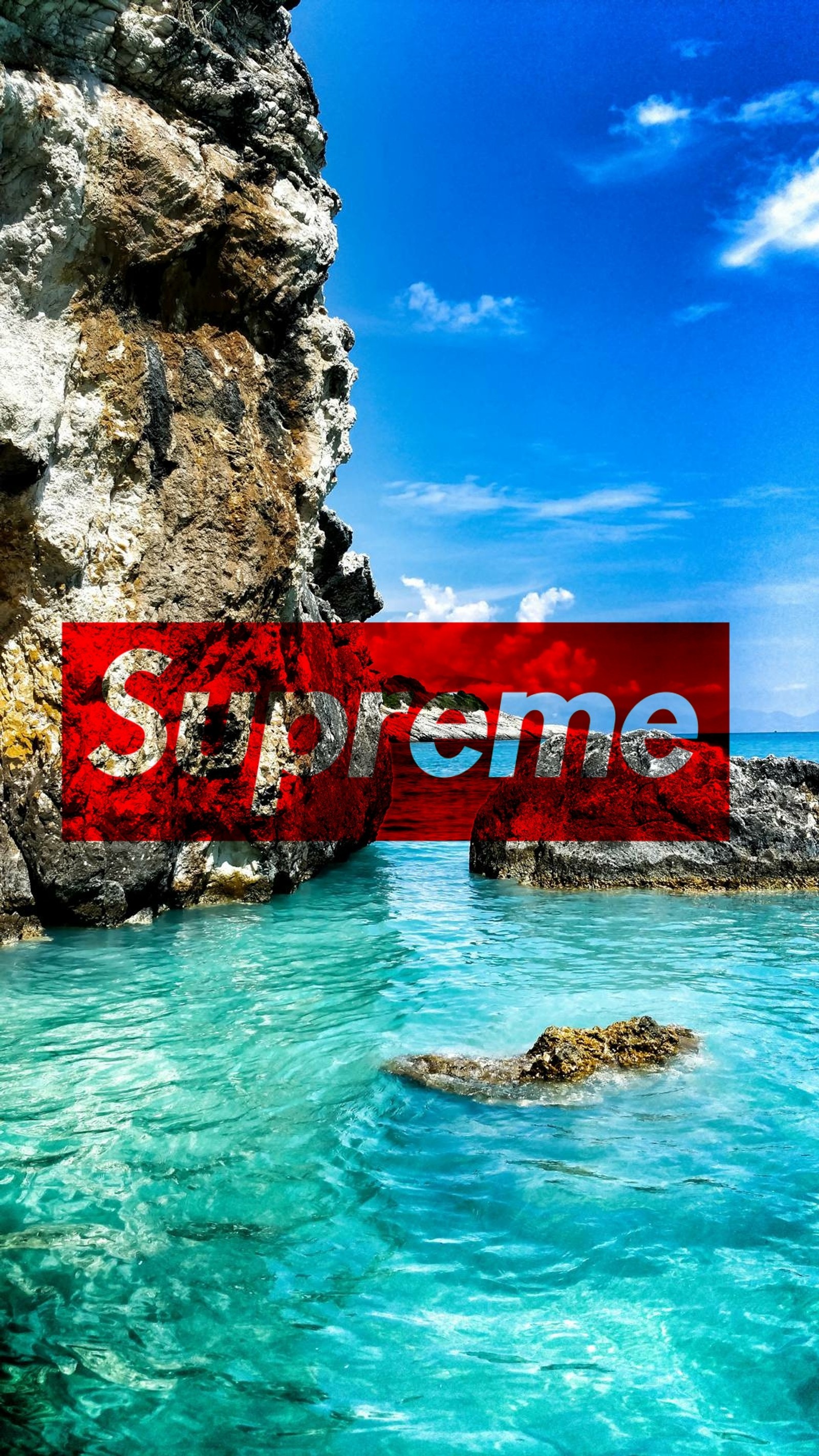 Крупный план красного логотипа supreme на камне в океане (litty lit, supreme)