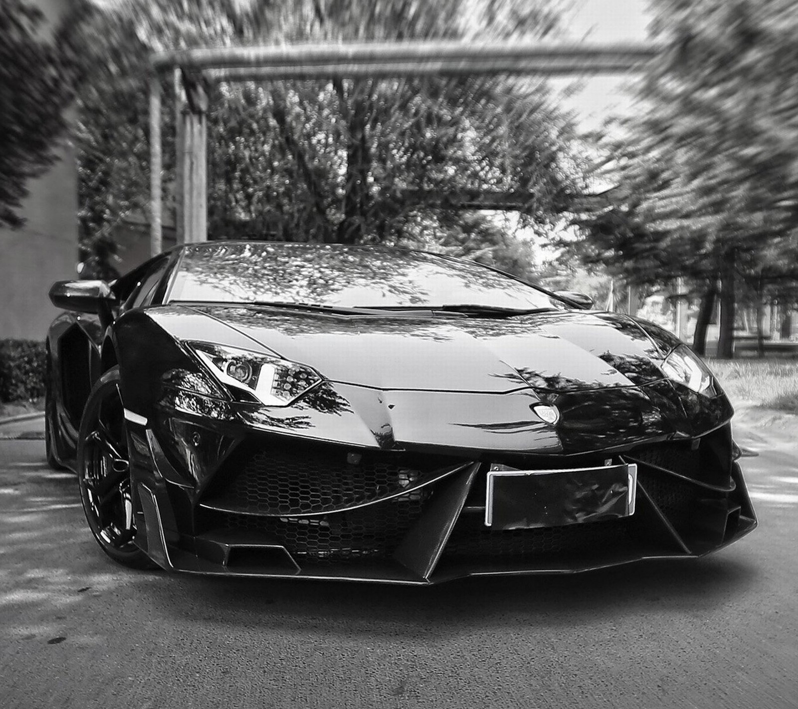 Primer plano de una foto en blanco y negro de un coche deportivo (negro, coche, sintonizado)