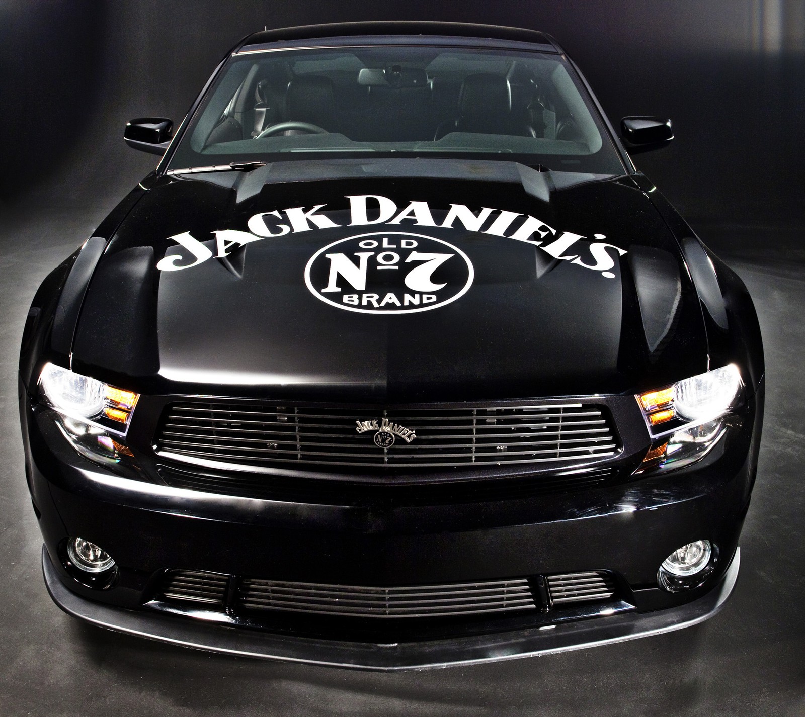 Eine nahaufnahme eines autos mit einem jack daniels-aufkleber auf der motorhaube (alkohol, daniels, jack, logo, mustang)